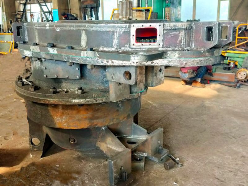 Travel reducers for large mining equipment