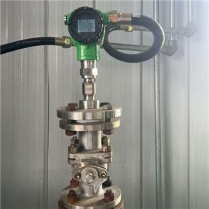 Direct-mount single flange pressure transmitter