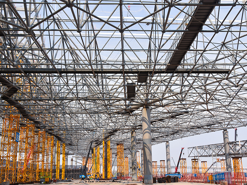 机场大跨度异形钢结构顶棚及支撑系统