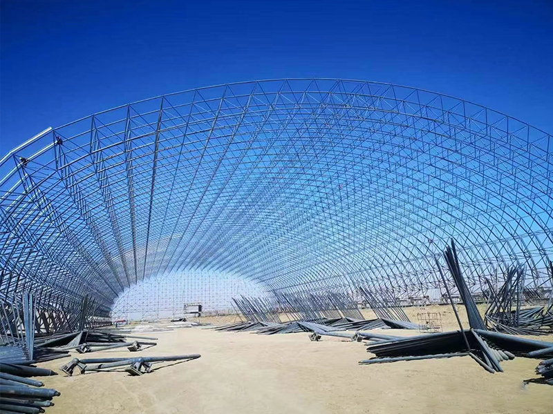 Bolt-Ball 空间框架电池电站项目,采用金属屋顶和墙体