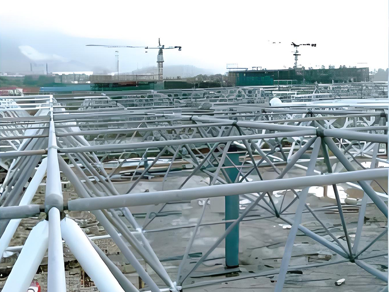 Bolt-Ball 空间框架电池电站项目，采用金属屋顶和墙体