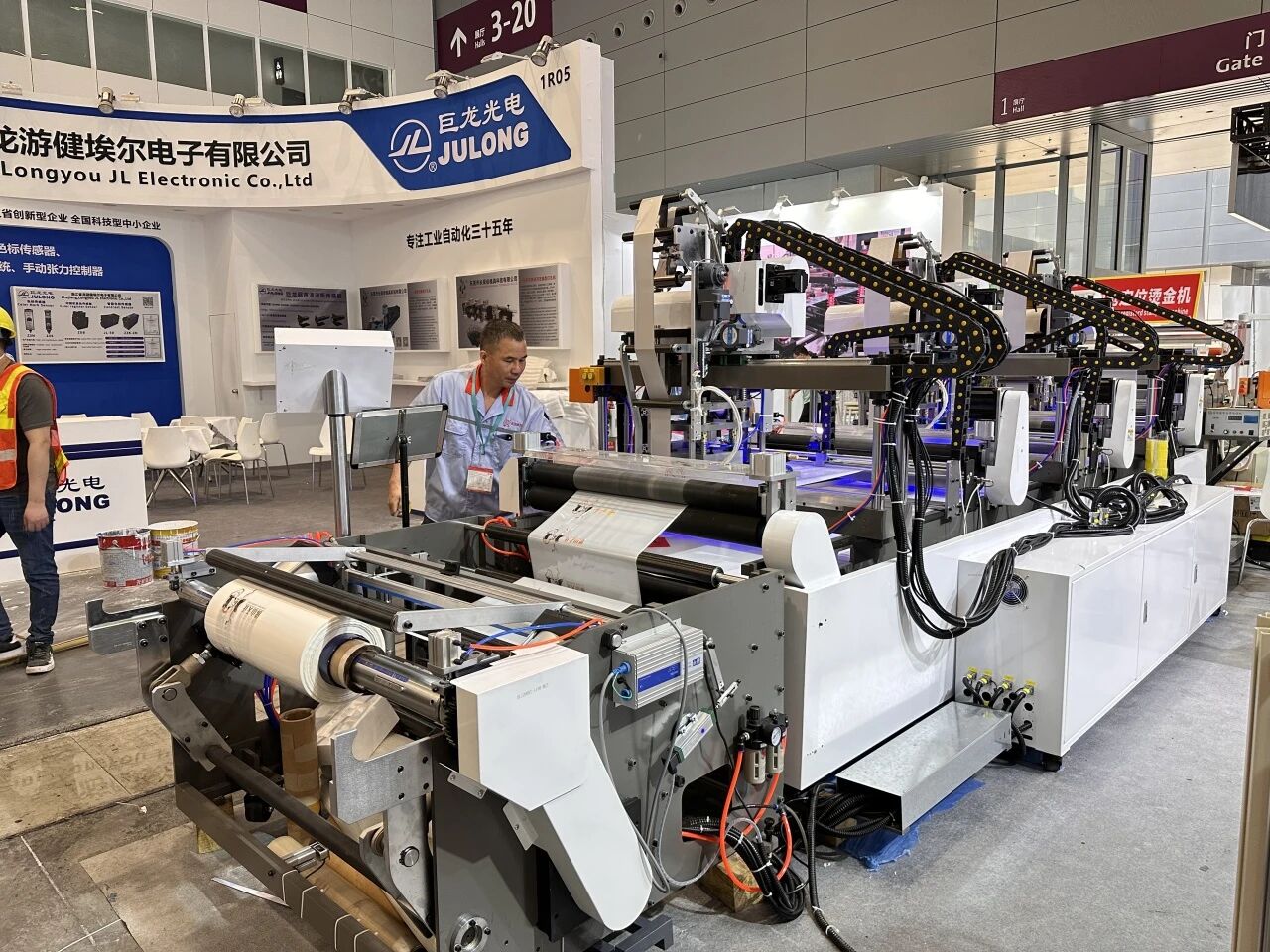 Auto spout angle inserted machine