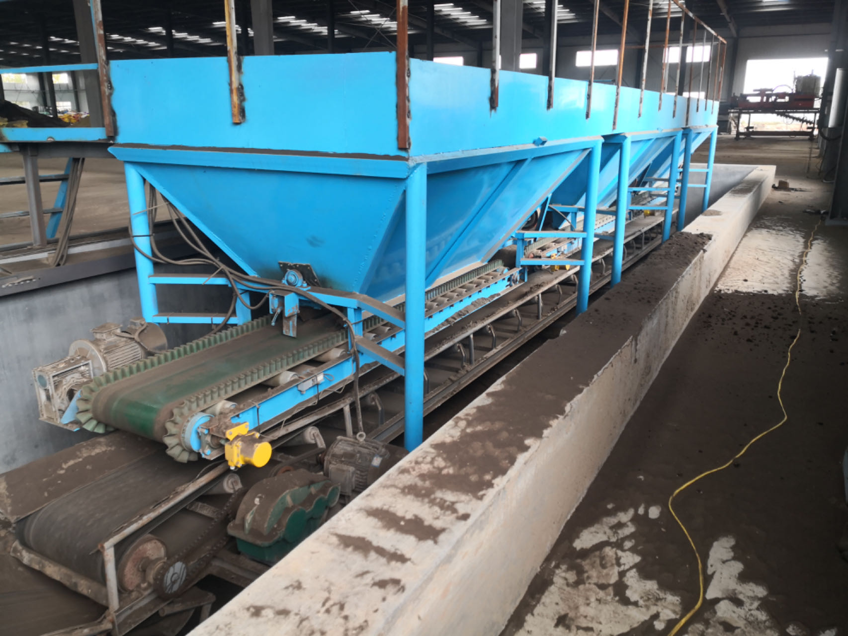 BELT FEEDERS FOR BULK MATERIALS