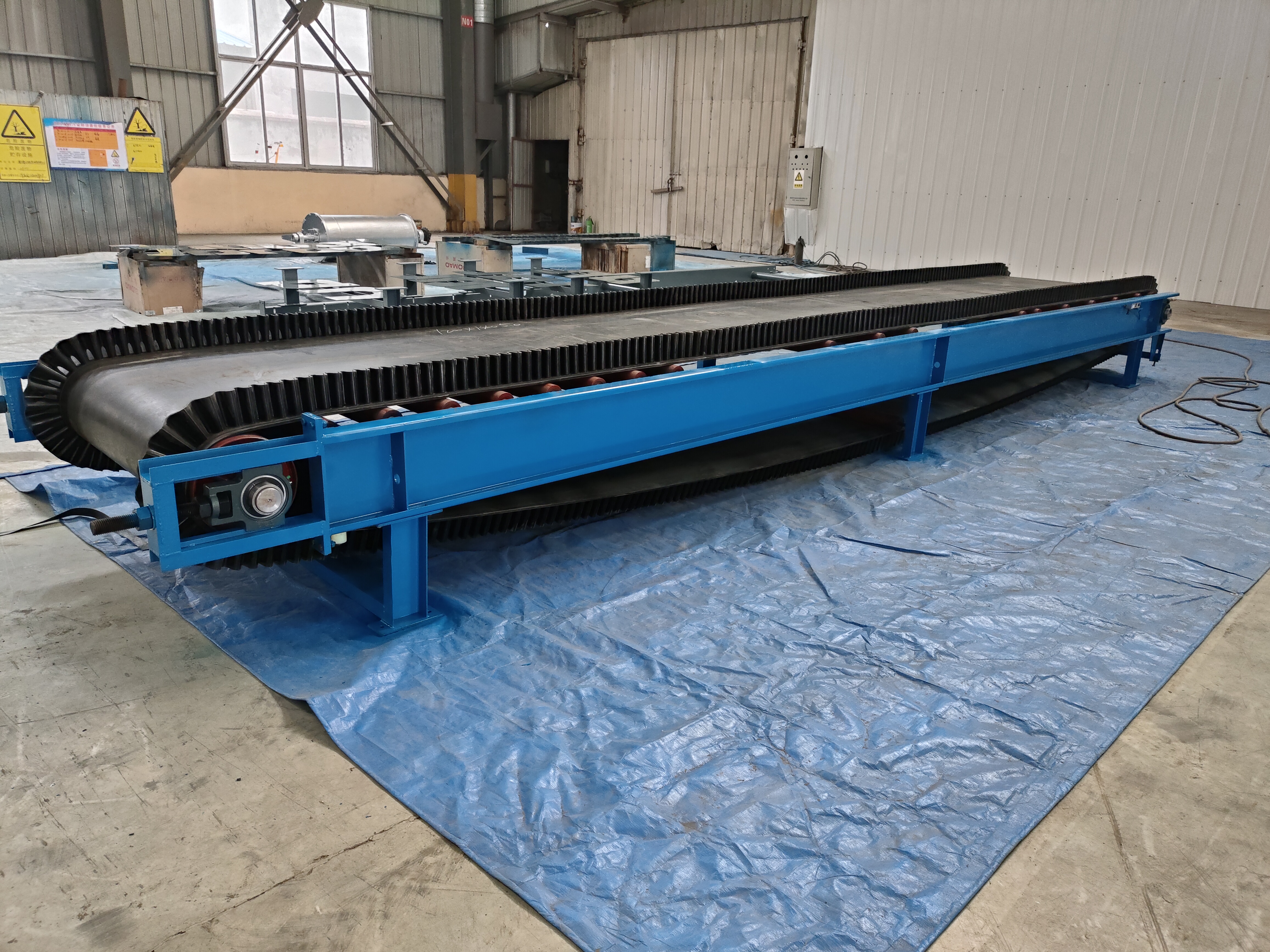 A fully enclosed belt scale