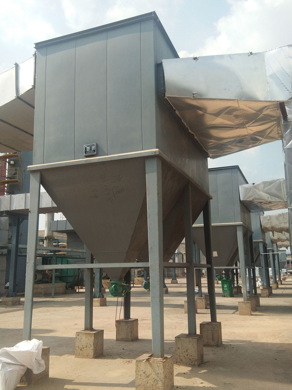 Ceramic multi-cyclone dust collector