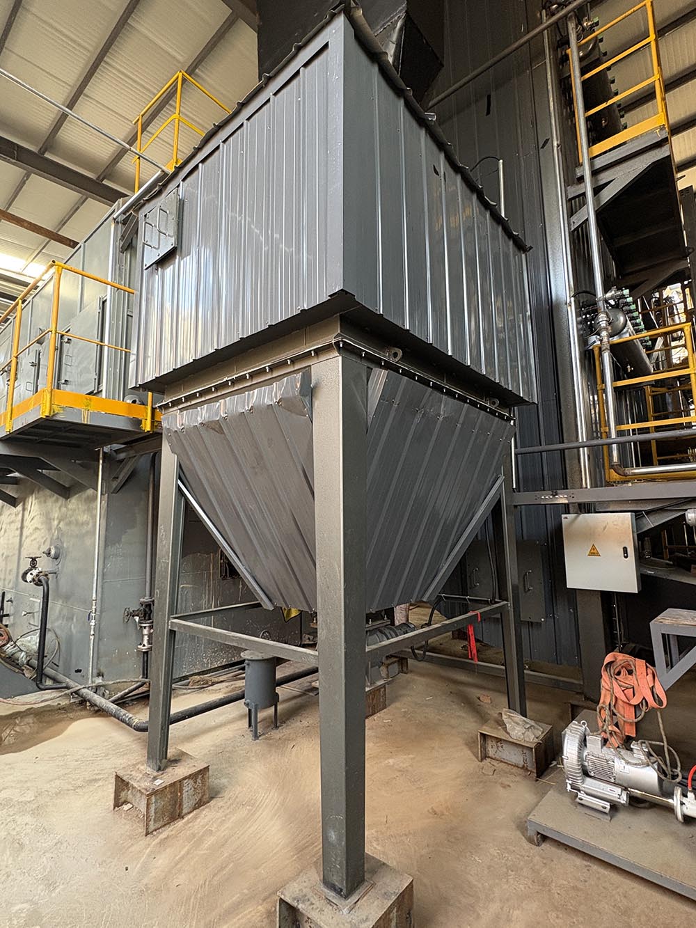 Ceramic multi-cyclone dust collector