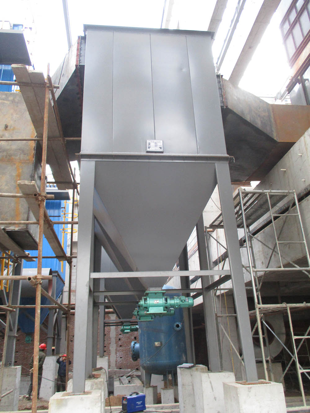 Ceramic multi-tube dust collector
