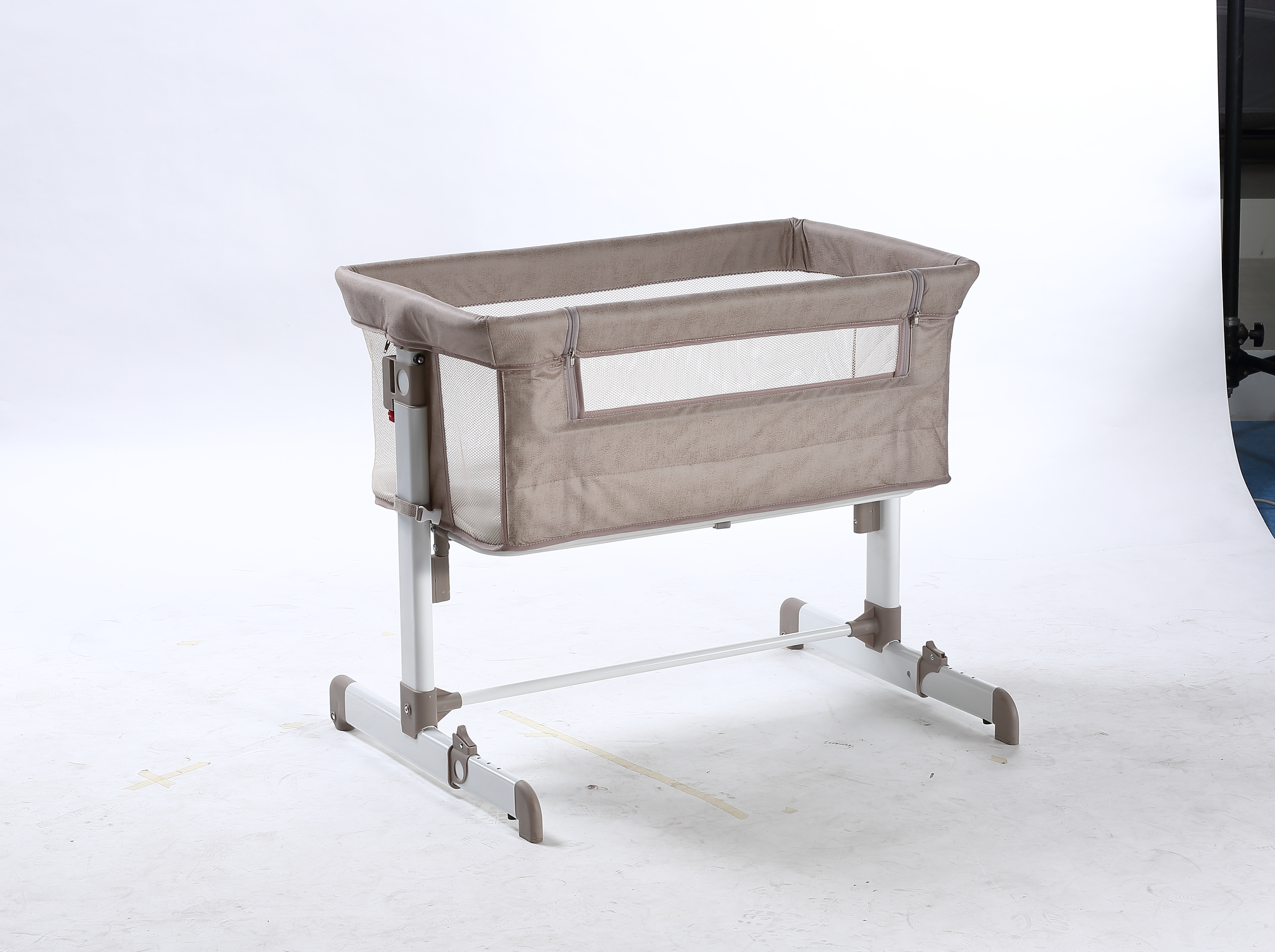 Modern Metal Baby Bassinet with Swing Function and Mosquito for Bedroom