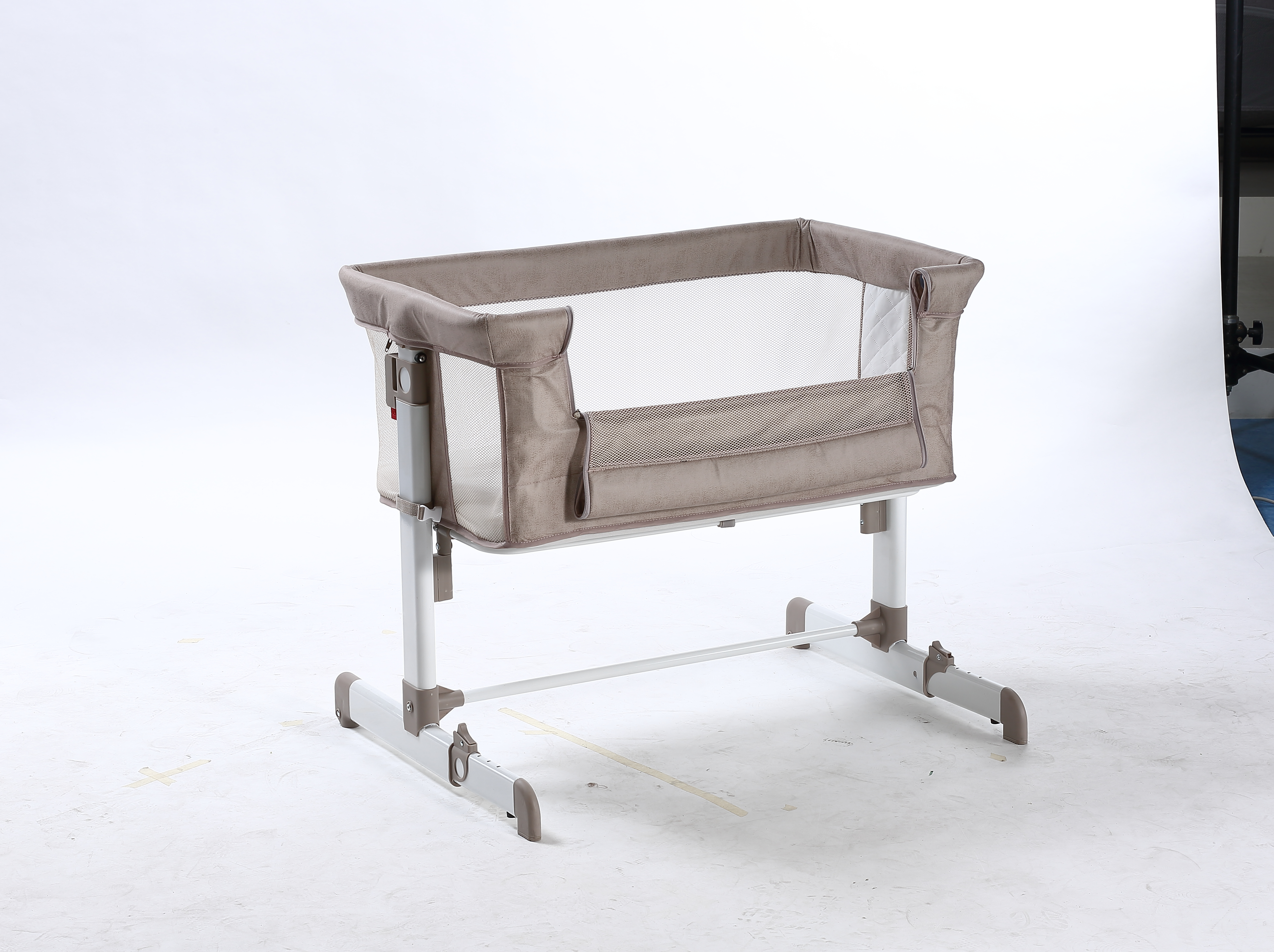Modern Metal Baby Bassinet with Swing Function and Mosquito for Bedroom