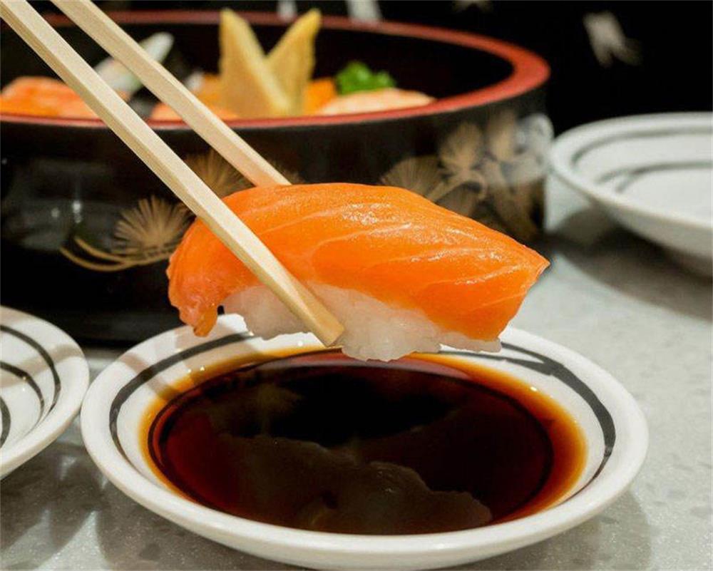 Sushi com molho de soja