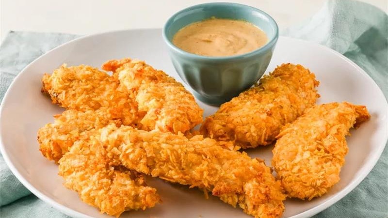 طريقة تحضير رقائق البطاطس وأجنحة الدجاج باستخدام المقلاة الهوائية