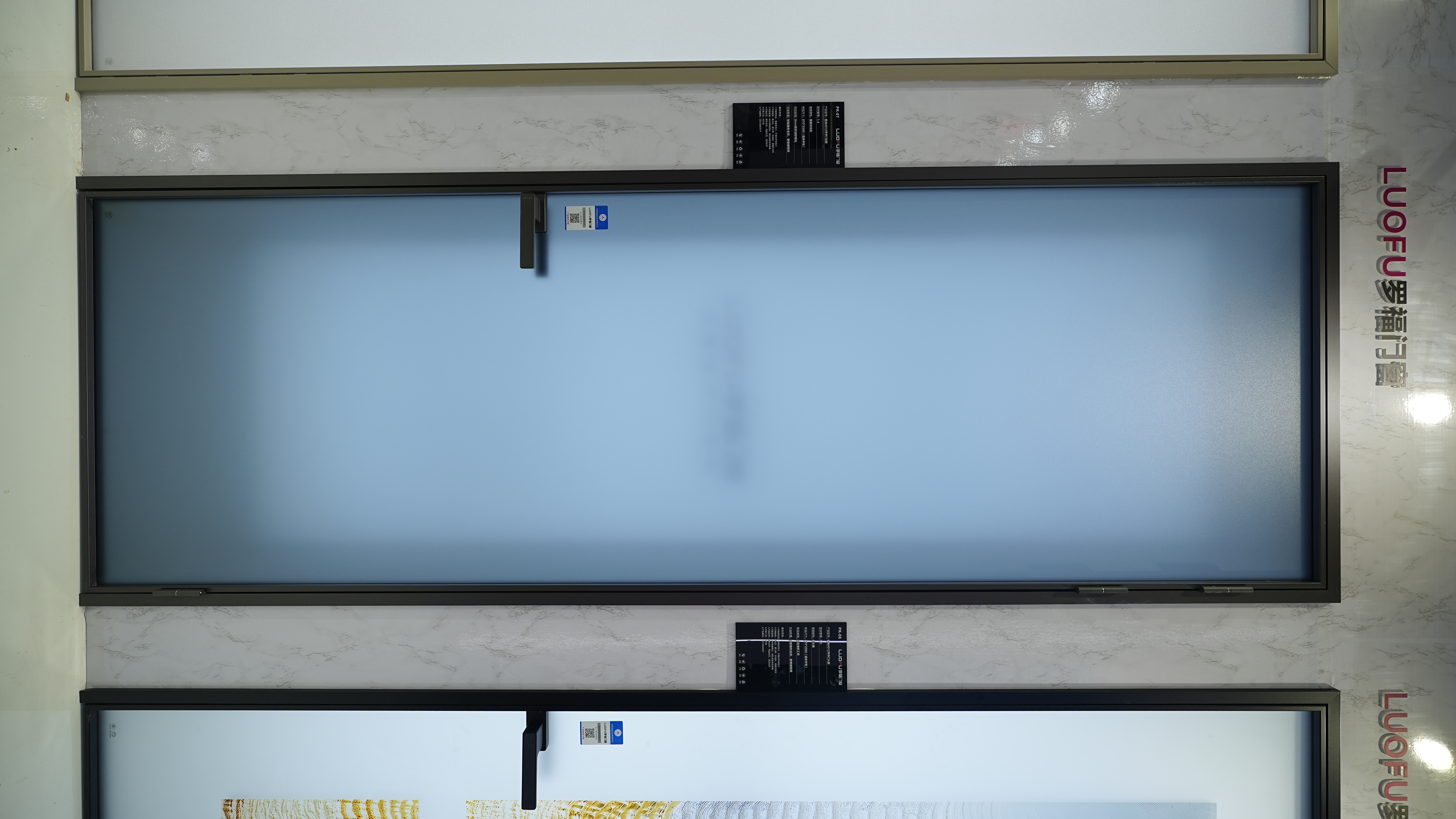 Aluminum extremely narrow frame doors