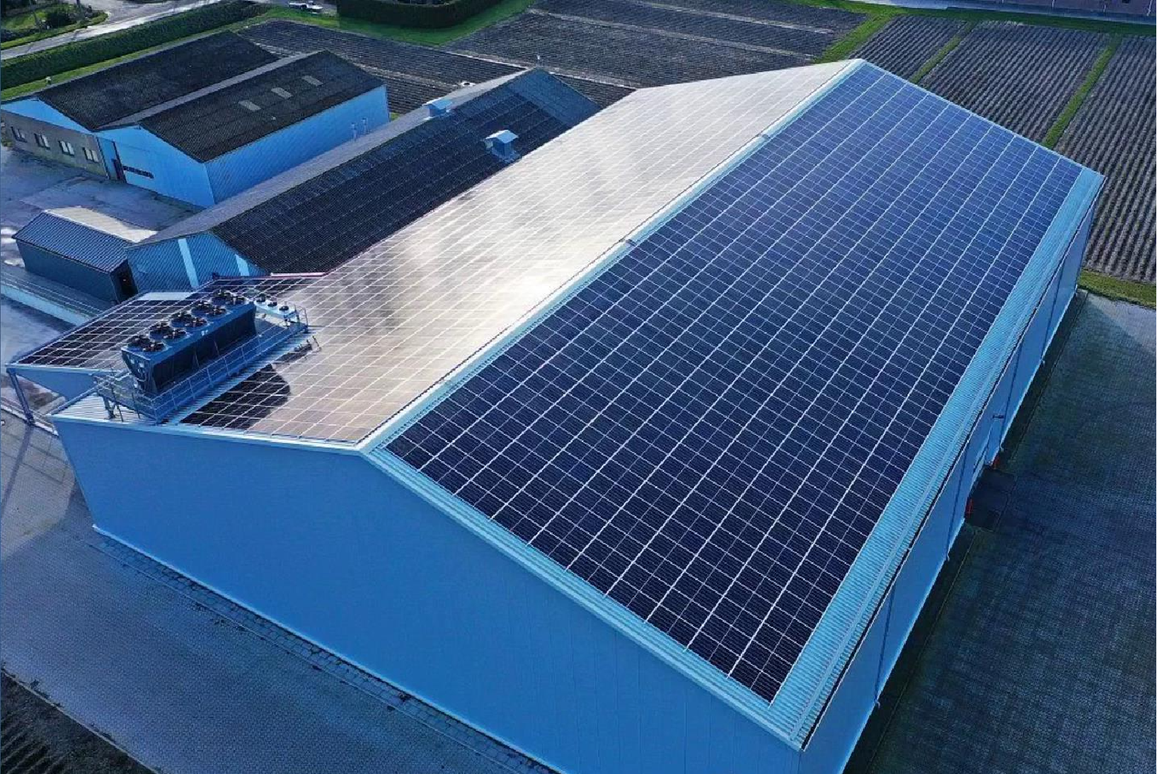 Thermal insulation and fire extinguishing coating on the back of photovoltaic panels