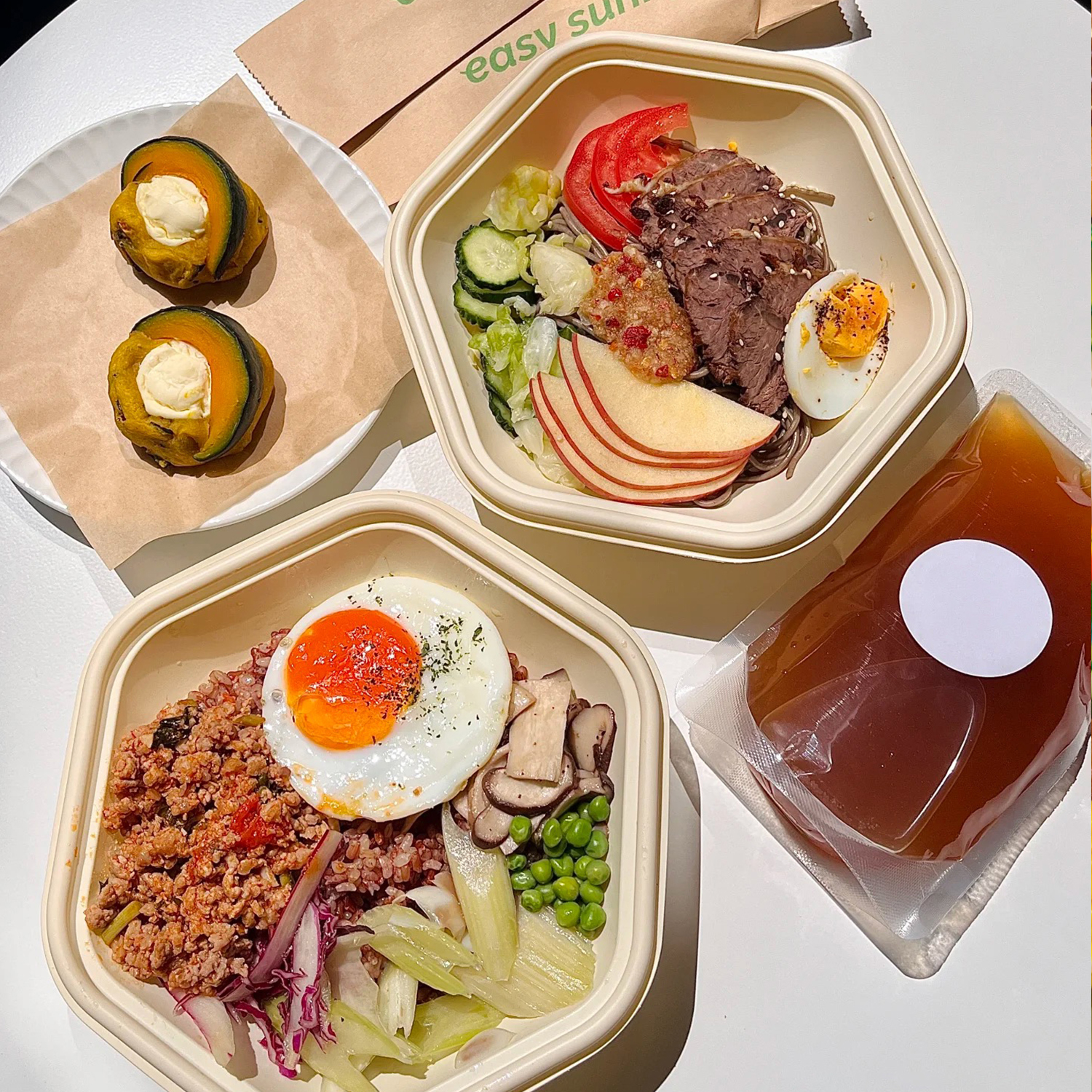 Disposable pulp salad packaging box