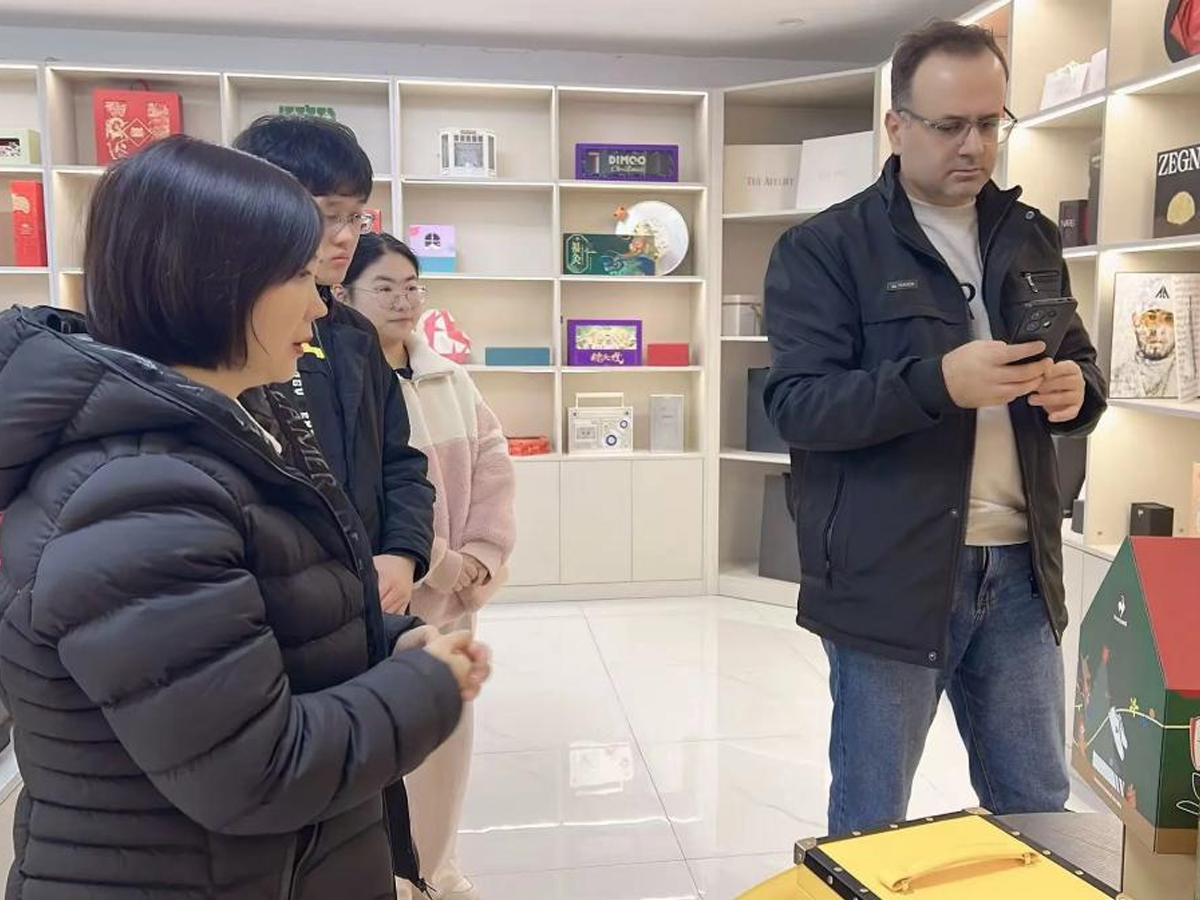 Iranian Perfume Buyer TDIMOO Tours China Packaging Plant on 23 Dec 2025 – OEM Rigid Boxes for Middle-East Launch