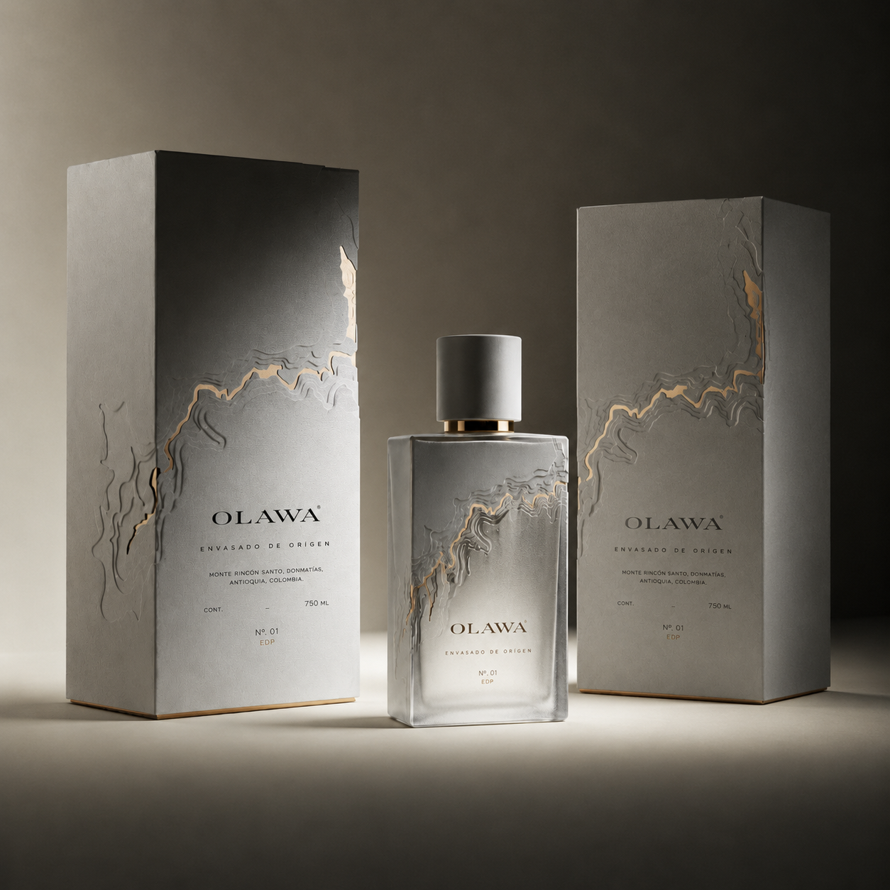 علبة عطر فاخرة منقوشة مع زجاجة متناسقة