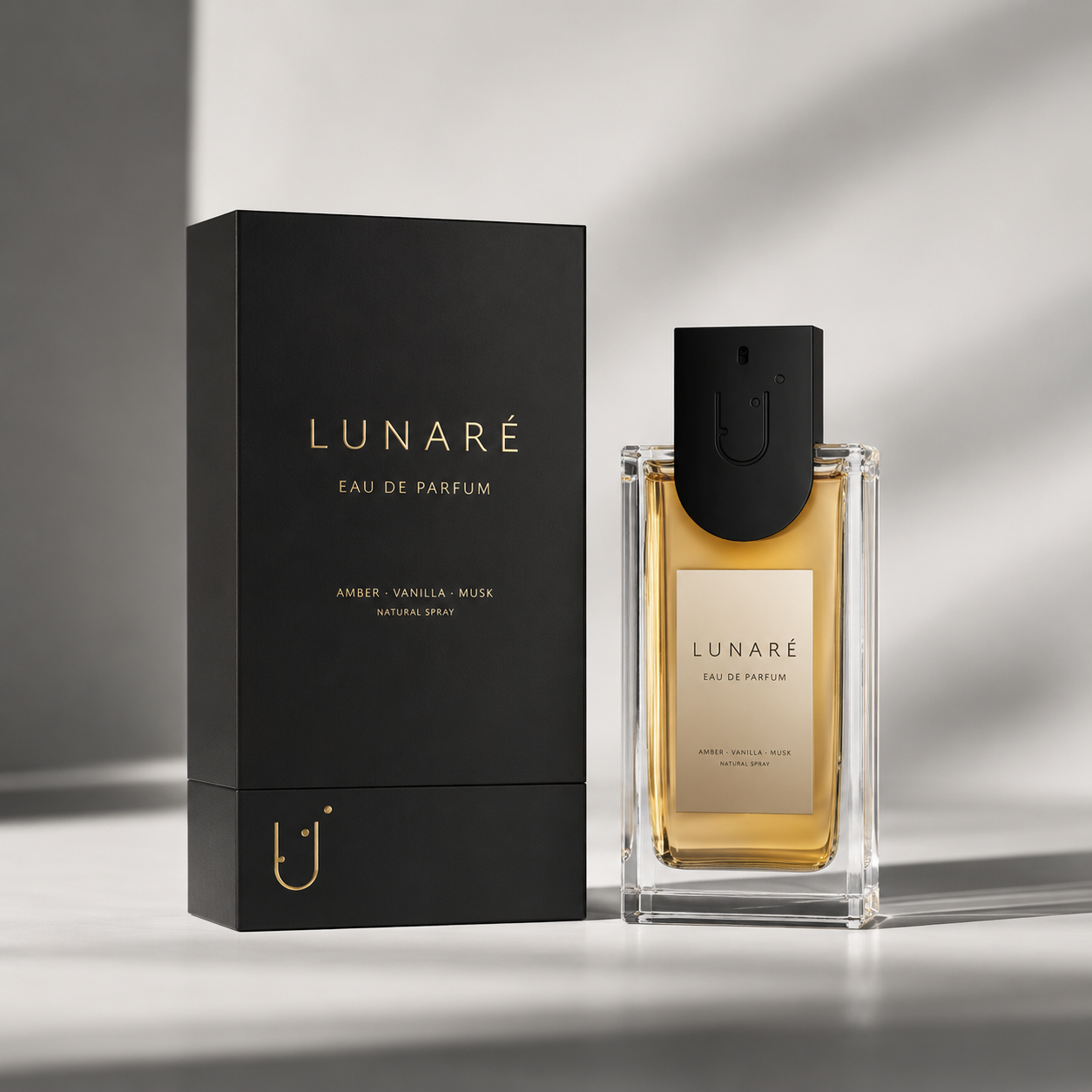 Embalagem de perfume de luxo em caixa preta com frasco de vidro âmbar.