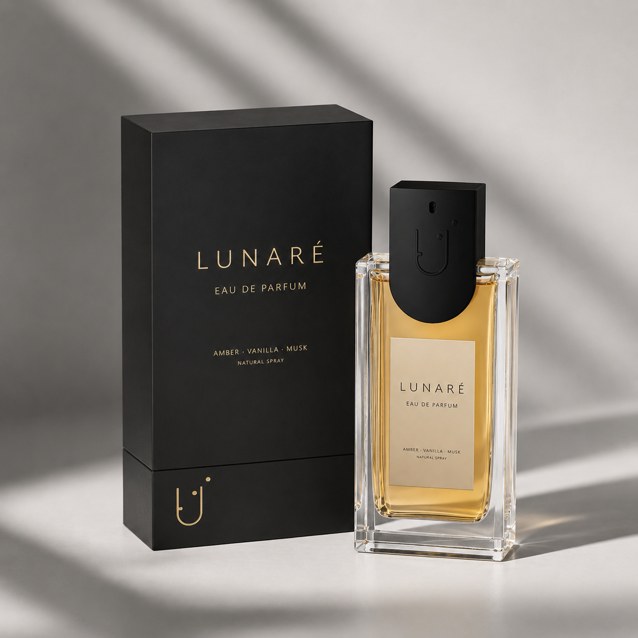 علبة عطر فاخرة سوداء اللون مع زجاجة من الزجاج الكهرماني