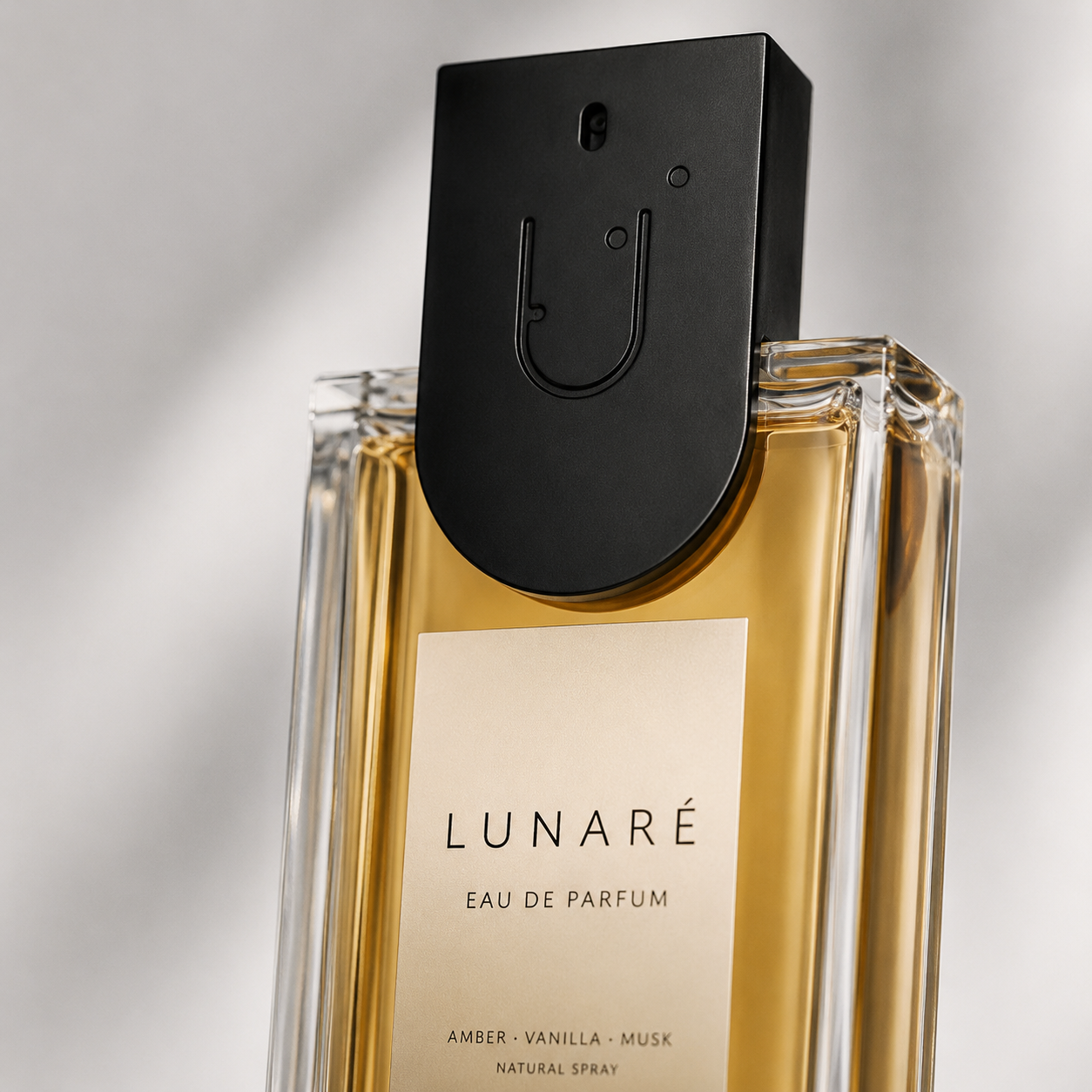 علبة عطر فاخرة سوداء اللون مع زجاجة من الزجاج الكهرماني