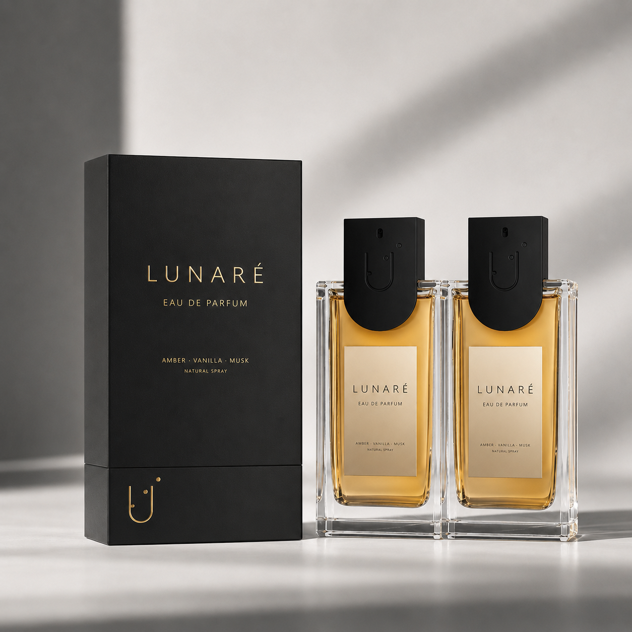 علبة عطر فاخرة سوداء اللون مع زجاجة من الزجاج الكهرماني