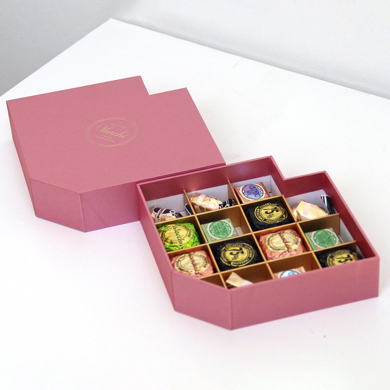 Individuell gestaltete herzförmige Pralinengeschenkbox mit Fächern
