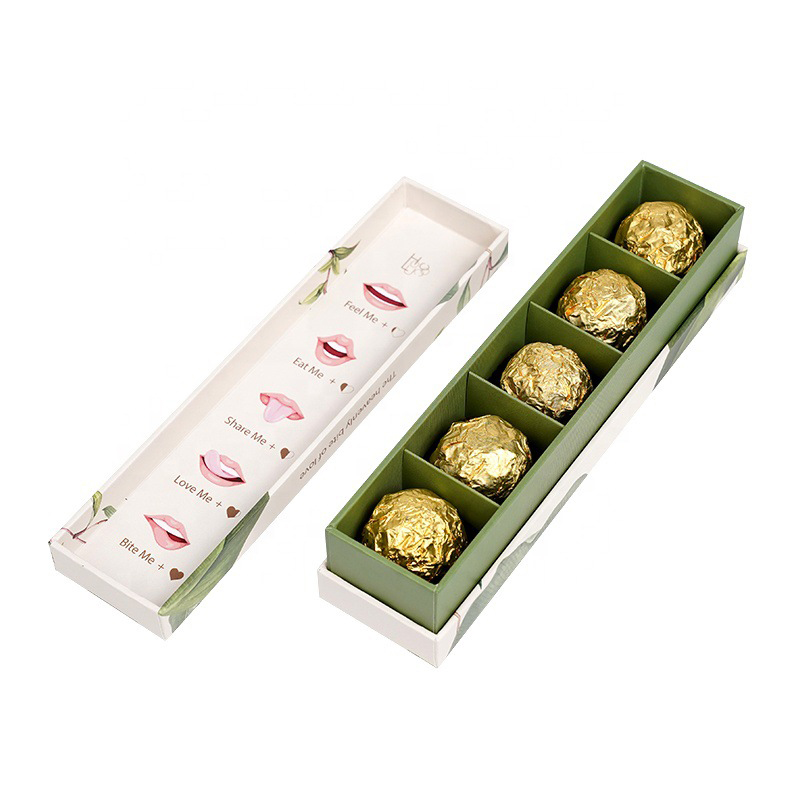 Caja de regalo personalizada de bombones botánicos con compartimentos dorados.