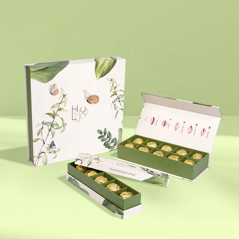 Caja de regalo personalizada de bombones botánicos con compartimentos dorados.