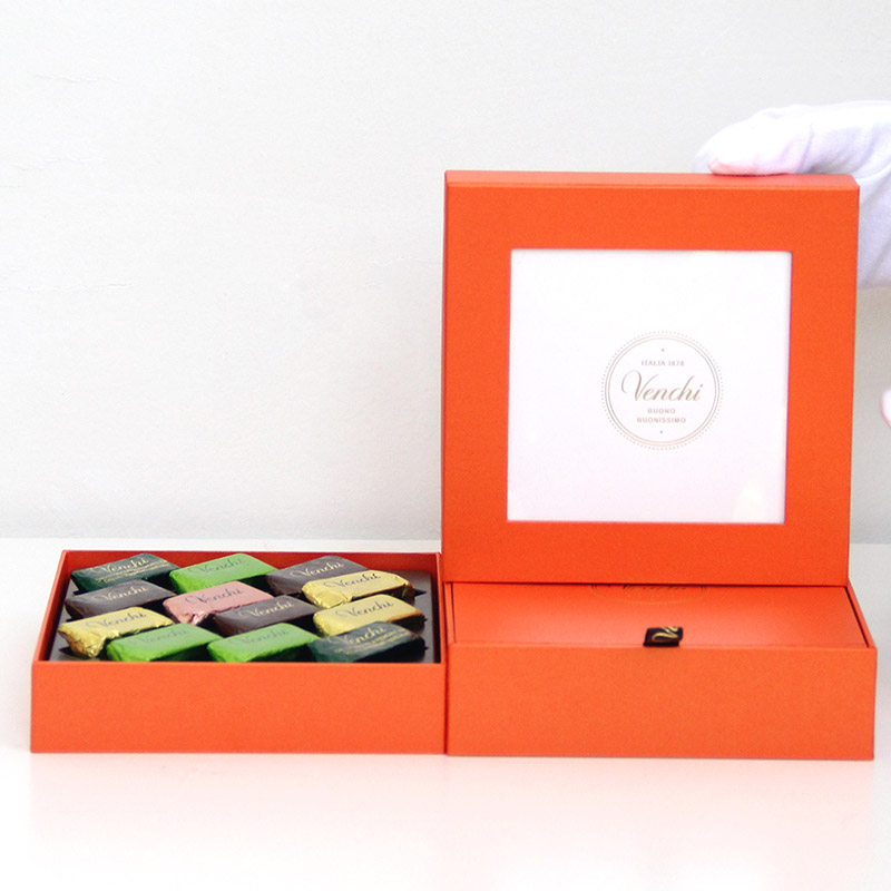 Individuell gestaltete Geschenkbox für orangefarbene Pralinen mit Sichtfenster und Schublade