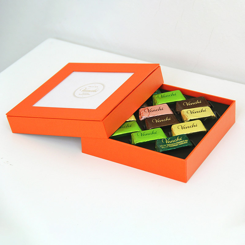 Individuell gestaltete Geschenkbox für orangefarbene Pralinen mit Sichtfenster und Schublade