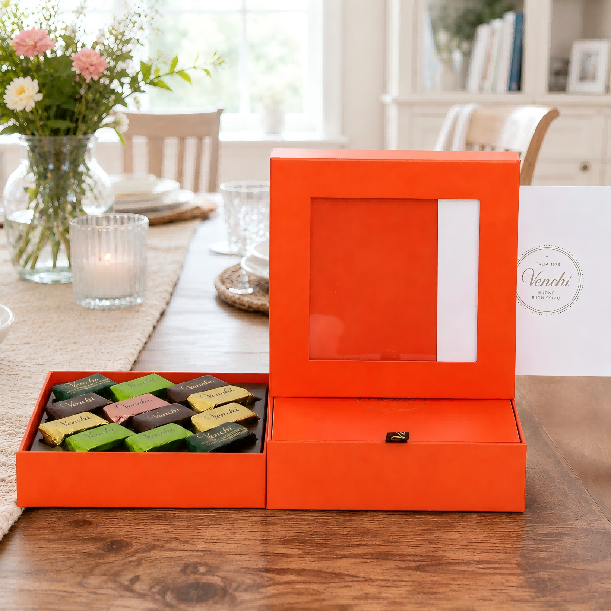 Individuell gestaltete Geschenkbox für orangefarbene Pralinen mit Sichtfenster und Schublade