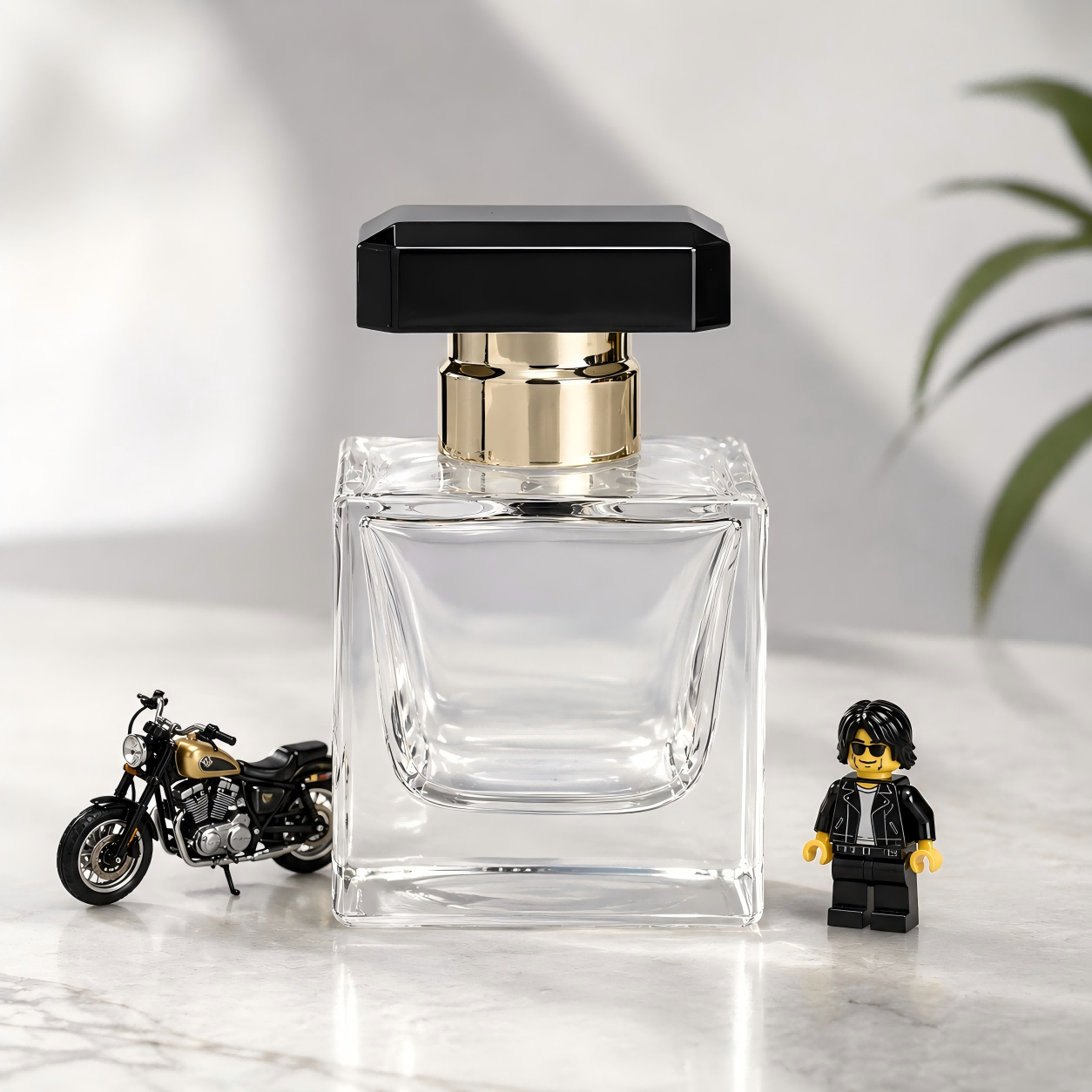 Flacon de parfum noir et or