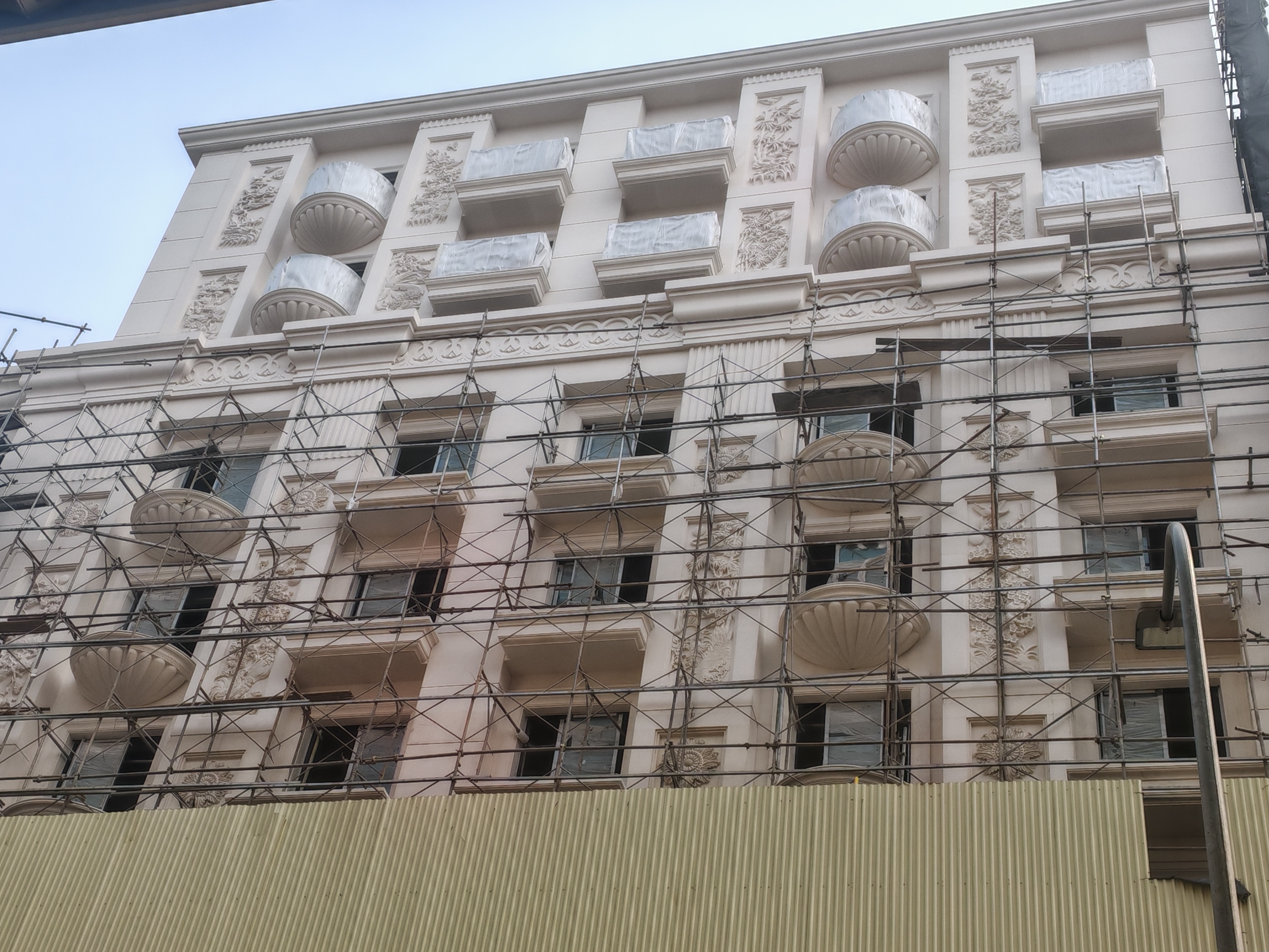 Xiamen Mega Stone Visits Under-Construction Project in Hanoi, Reinforcing Professional Support for Limra Limestone Cladding
