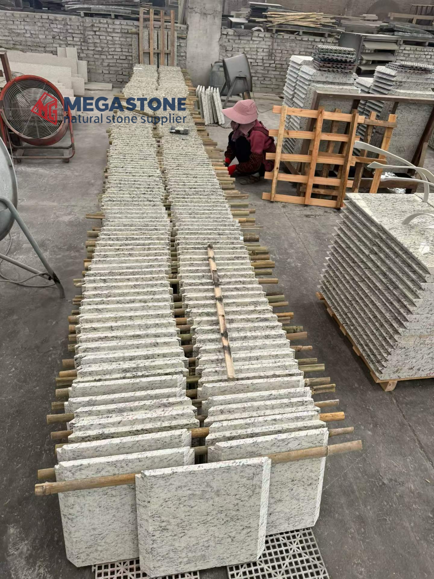 Premium White Ornamental Granite Polished Big Slabs Cut To Size