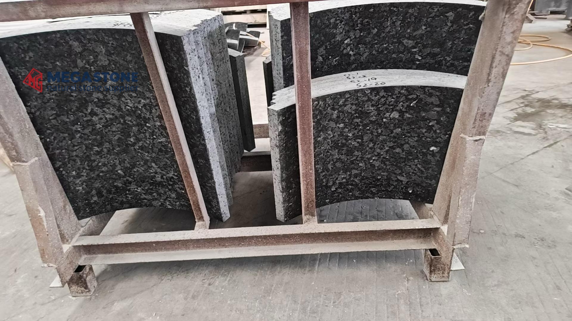 Polished Double Curve Emerlado Granite Water Feature Wall Outdoor Fountain