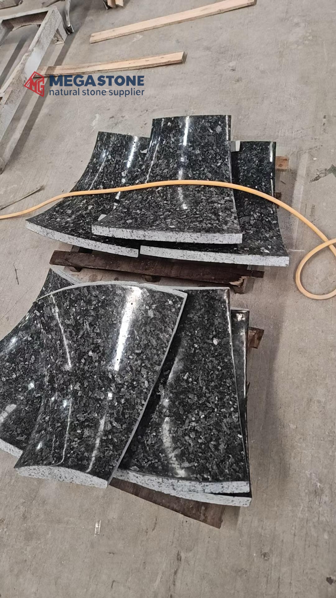 Polished Double Curve Emerlado Granite Water Feature Wall Outdoor Fountain