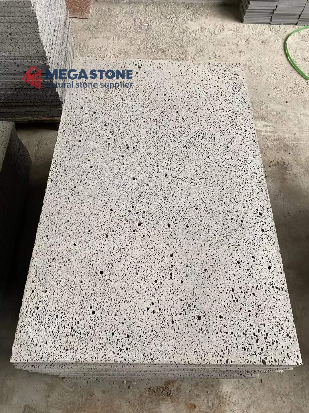 China Volcanic Stone Grey Lava Stone Tiles Grey Basalt Tiles