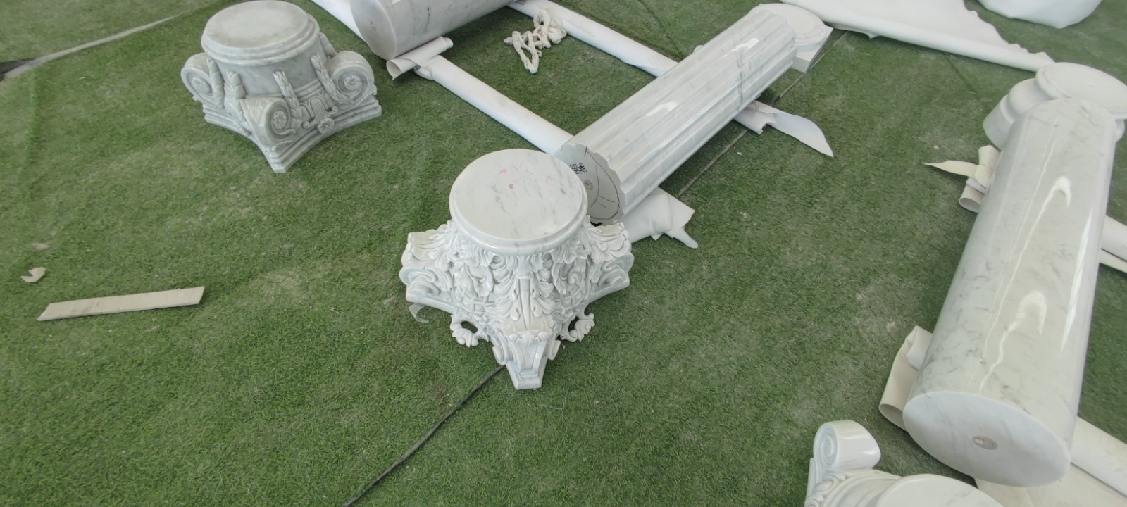 Carved Solid Round Marble Column Manufacturer