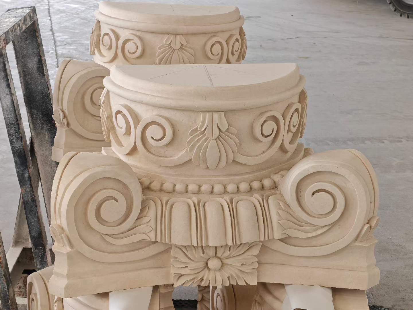 Carved Solid Round Marble Column Manufacturer