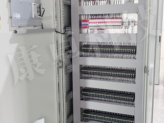 Kangzhuo potenzia la produzione di birra intelligente con armadi di controllo PLC personalizzati.