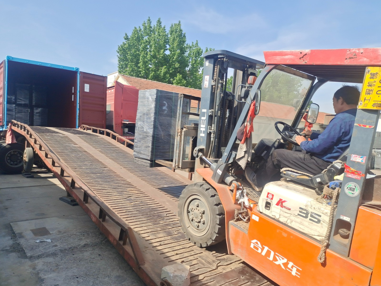 gmt-pallet-loading-container.jpg gmt-pallet-loading-container.jpg