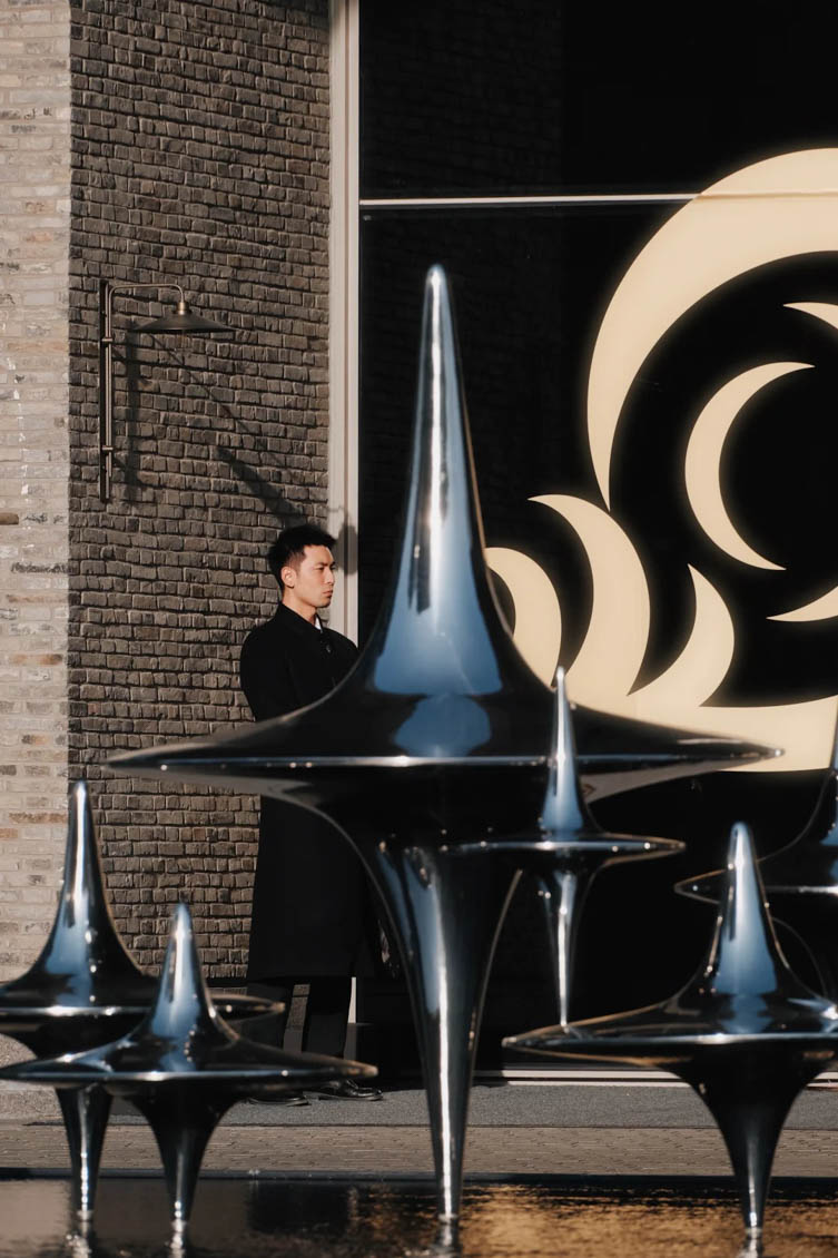 Mirror-Polished Stainless Steel Top Installations Mirror-Polished Stainless Steel Top Installations