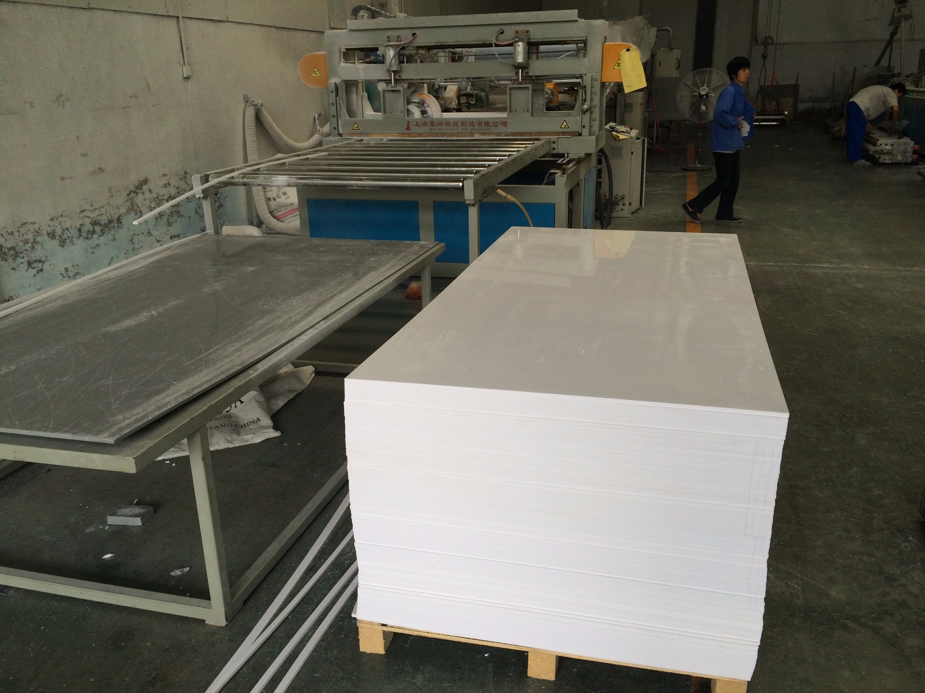 Китай 1.45 плотность белого ПВХ жесткого листа, чтобы сделать Гигиенические стены облицовки для кухни, производитель