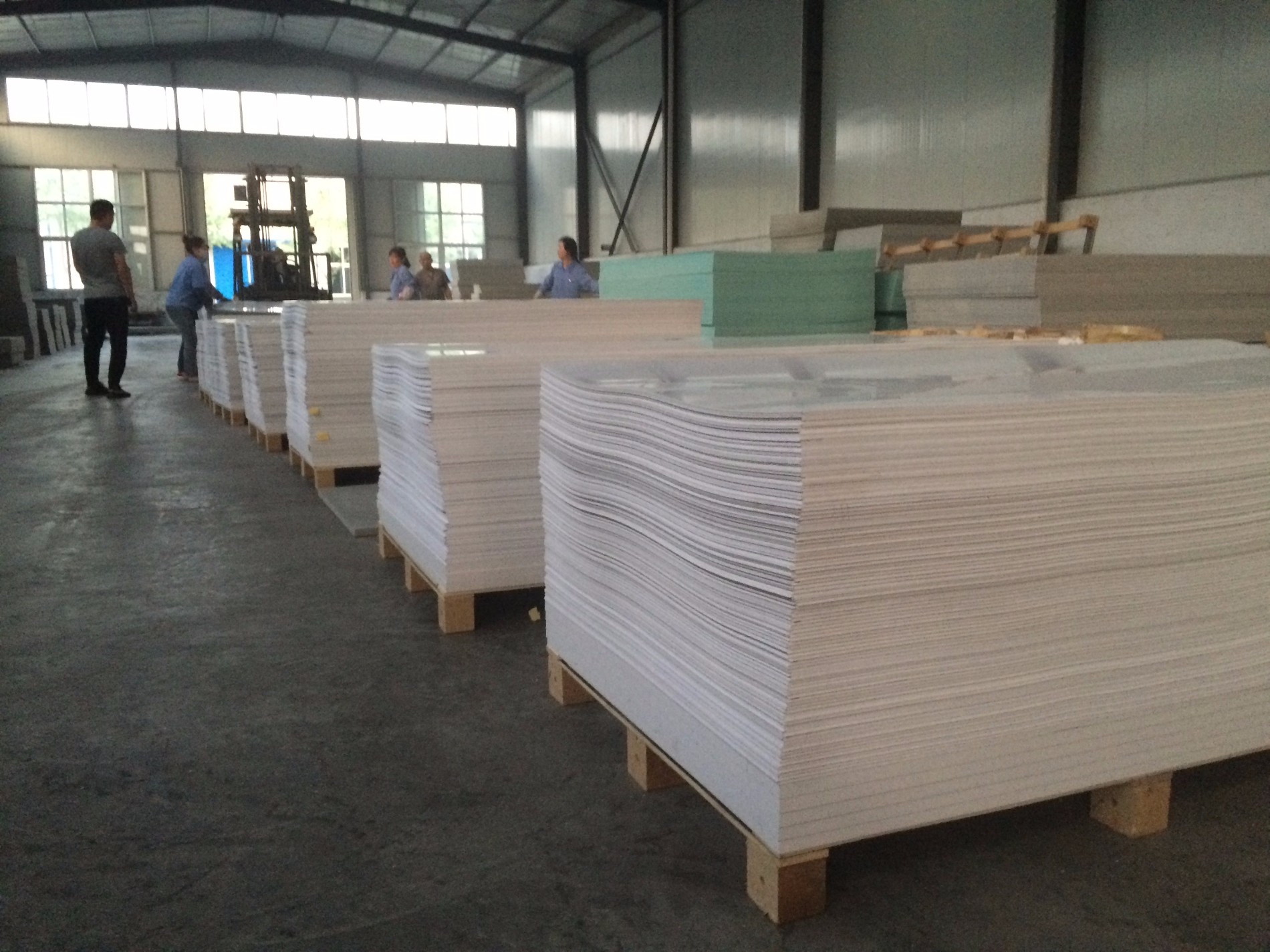 Китай 1.45 плотность белого ПВХ жесткого листа, чтобы сделать Гигиенические стены облицовки для кухни, производитель