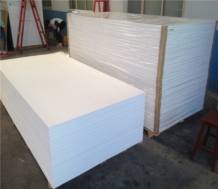 1220x2440mm blanc panneaux en mousse de PVC 3 mm 5 mm d'épaisseur