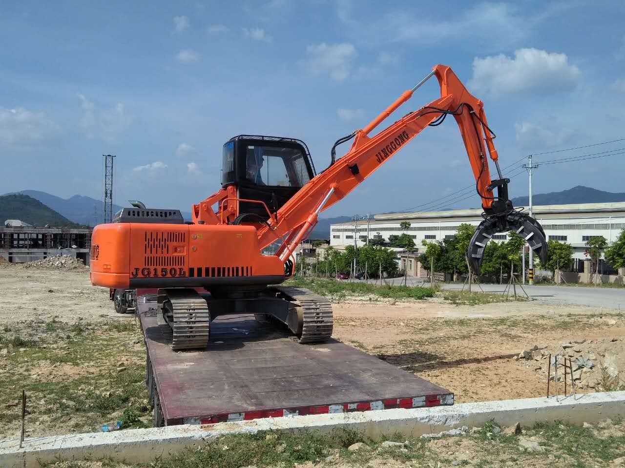 Excavator with Orange Peel Grapple for Grabing Metal Scraps