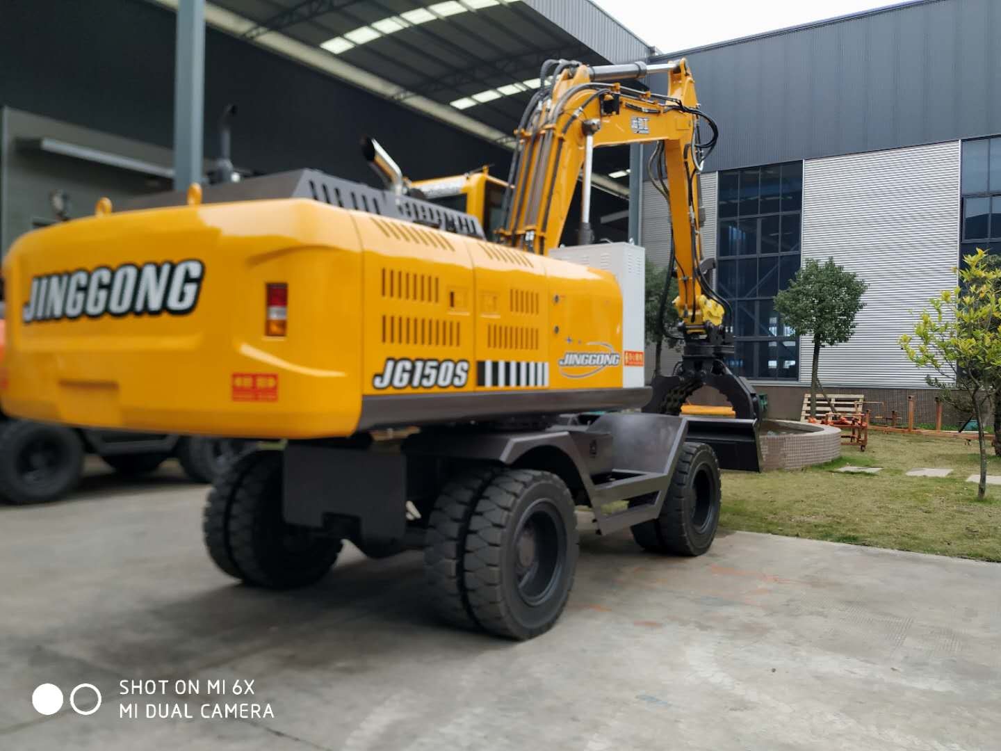 JINGGONG Wheel Excavator With Metal Scraps Orange Peel Grapple