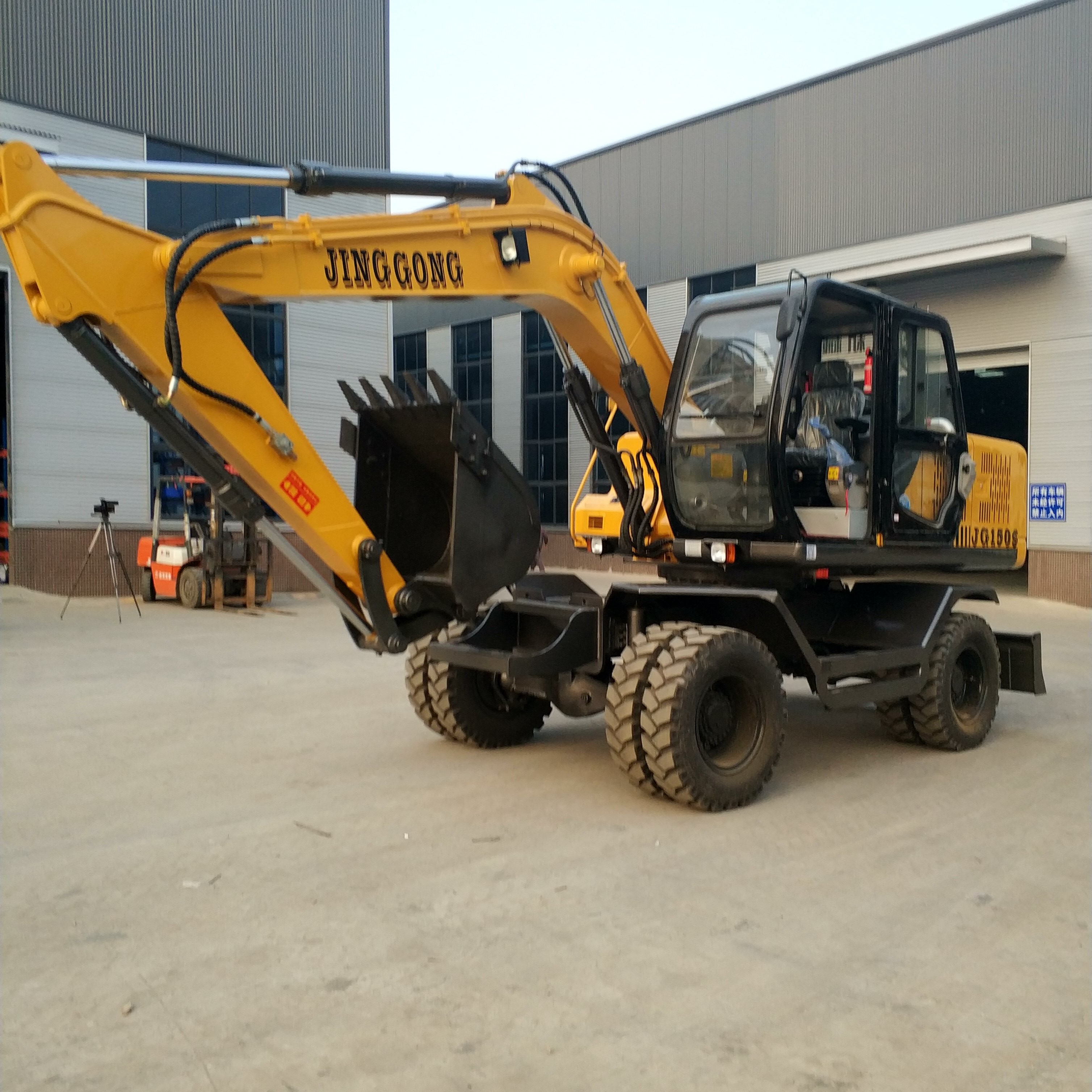 14 Ton 15Ton Wheel Excavator Hydraulically Driven Bucket Earthmoving Machinery