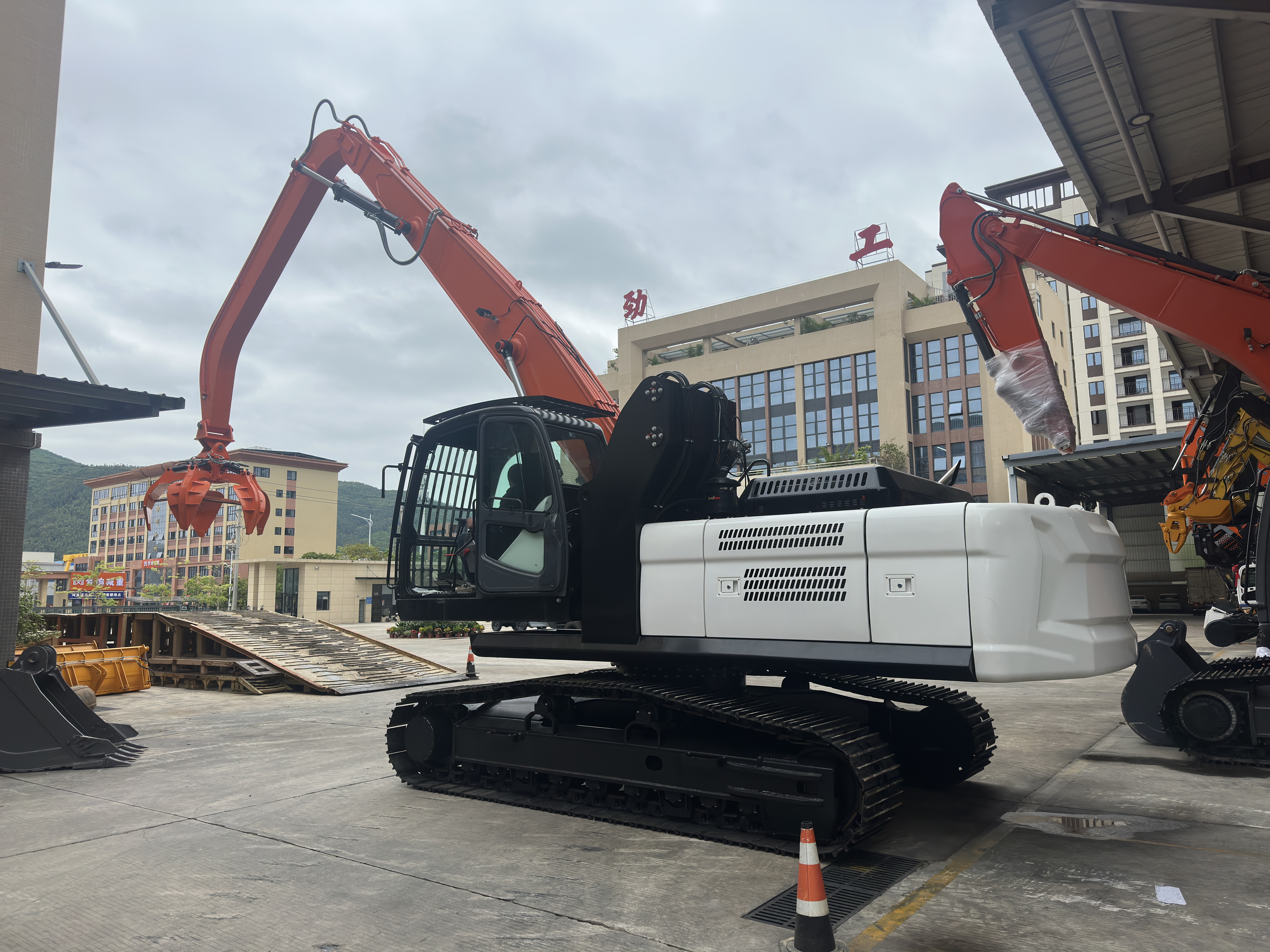 JG230L 360° Rotatable Scrap Metal Grabbing Excavator for Recycling Sites