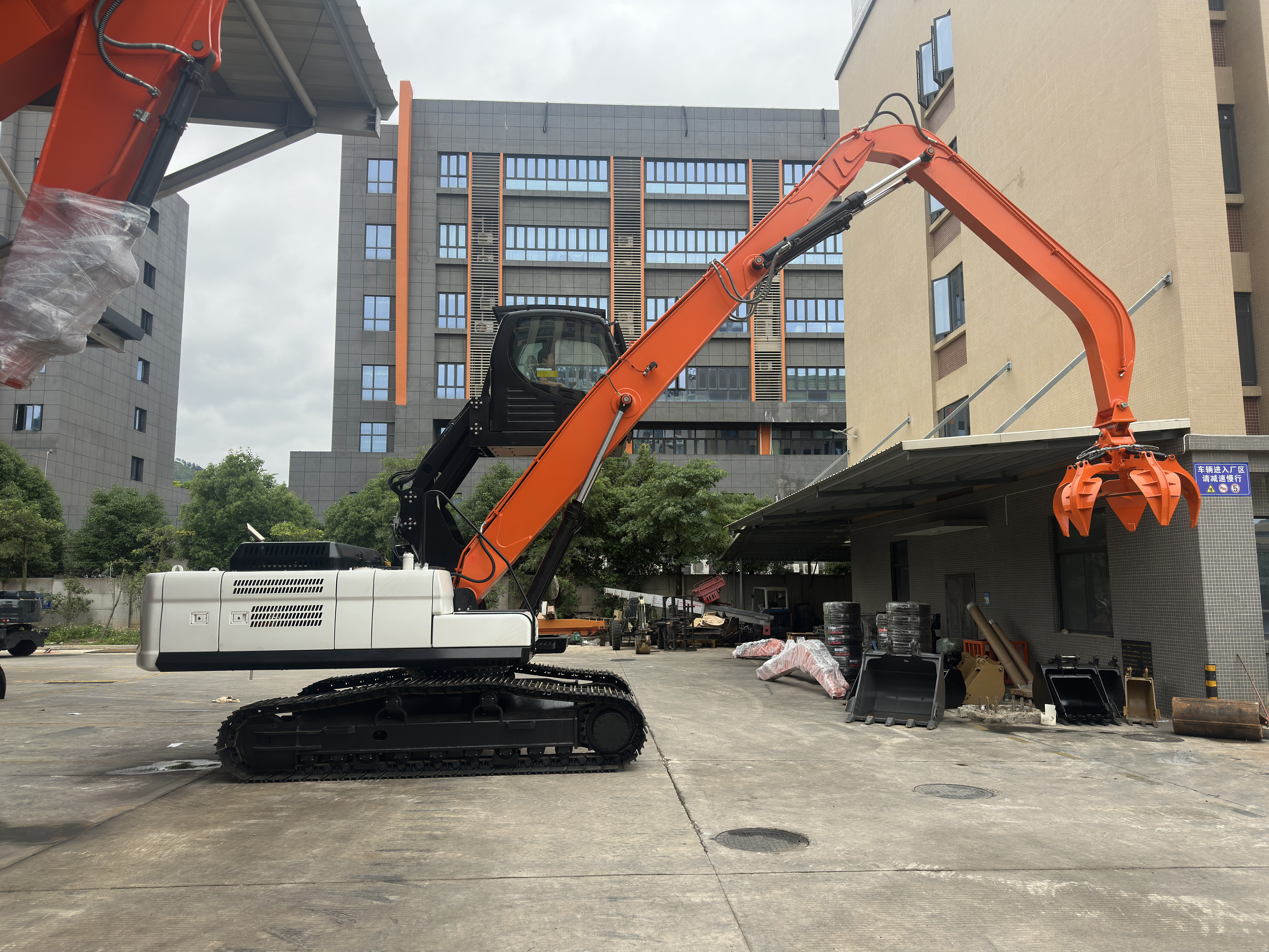 JG230L 360° Rotatable Scrap Metal Grabbing Excavator for Recycling Sites