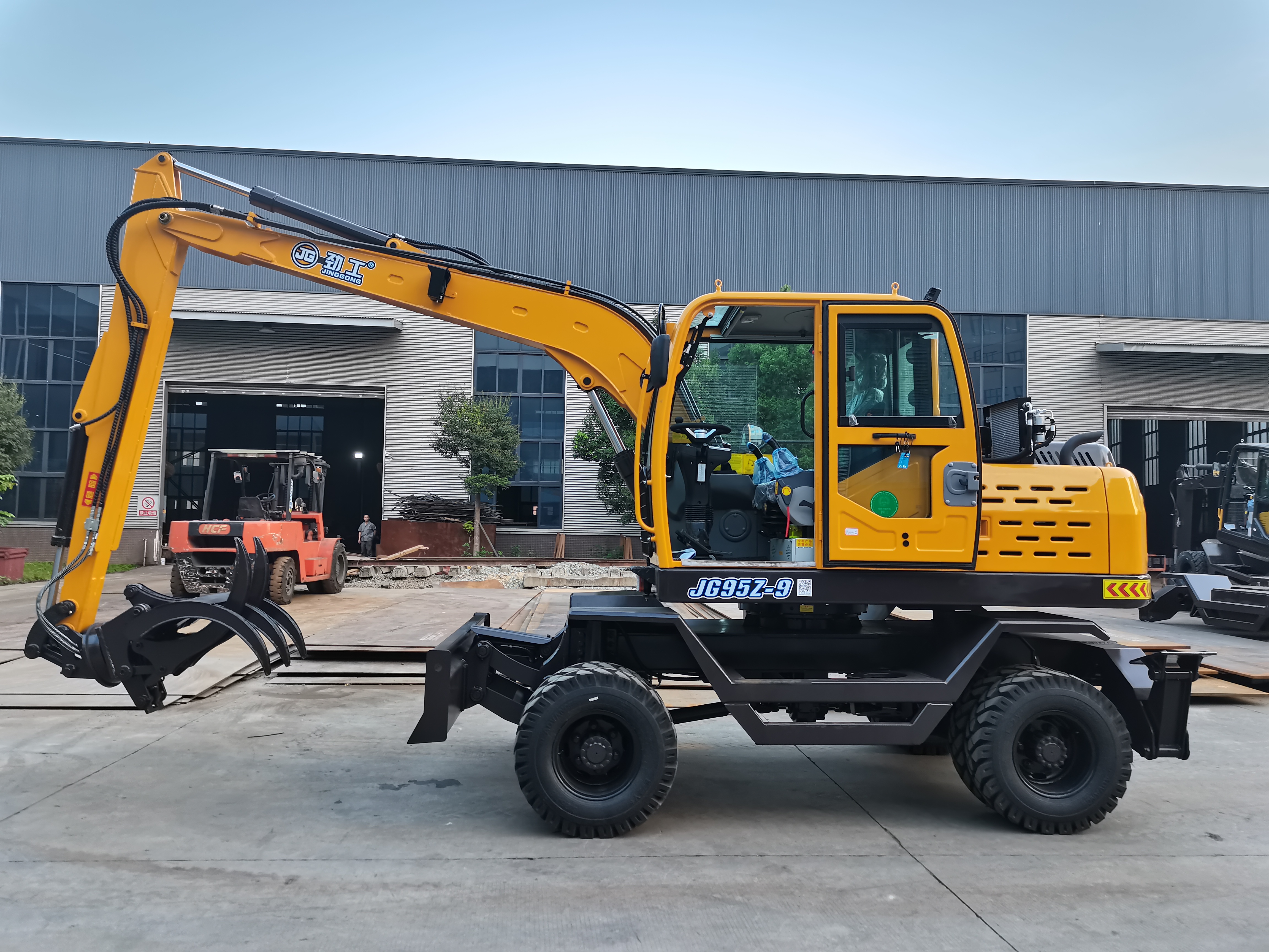 JG95Z-9 forestry excavator, equipped with a 360° rotatable bucket